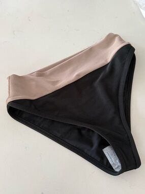 LainSnow Two-Tone Ribbed Bikini Bottom - Black and Taupe